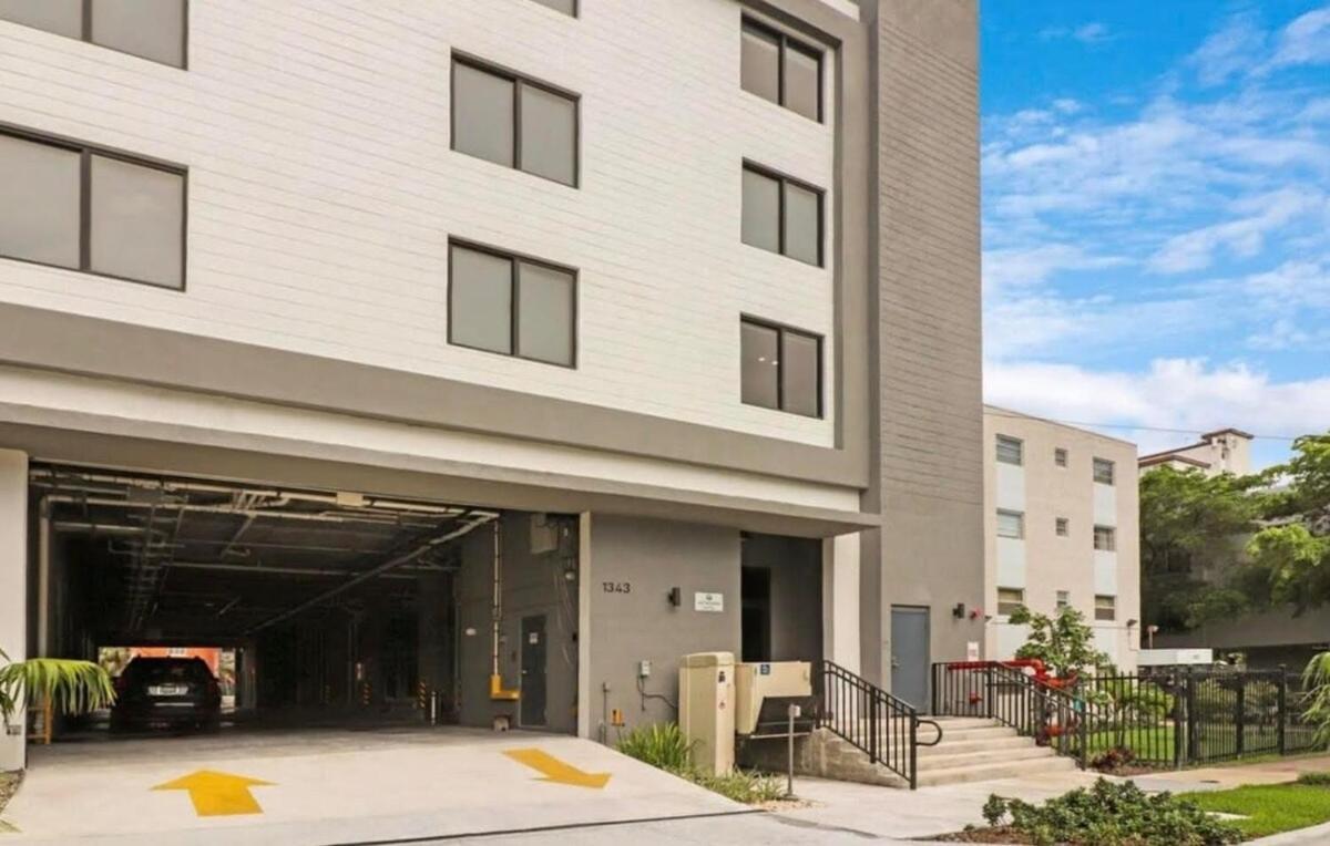 Urban Oasis In Close To Bayside And Brickell With Free Parking Apartment